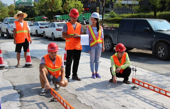 2018年8月，G220試驗(yàn)路段交工驗(yàn)收，測量彎沉評(píng)估路面的整體強(qiáng)度