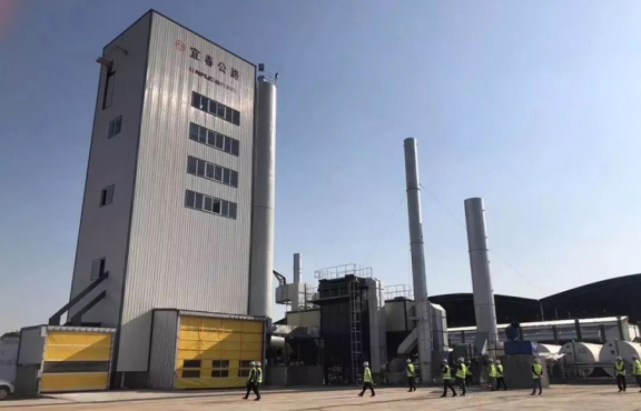 2018年10月12日，來自全國各地的筑養(yǎng)路行業(yè)專家、高校科研學(xué)者等150余人，蒞臨豐城綜合養(yǎng)護(hù)中心，現(xiàn)場觀摩全環(huán)保瀝青攪拌設(shè)備及各類環(huán)保裝置。