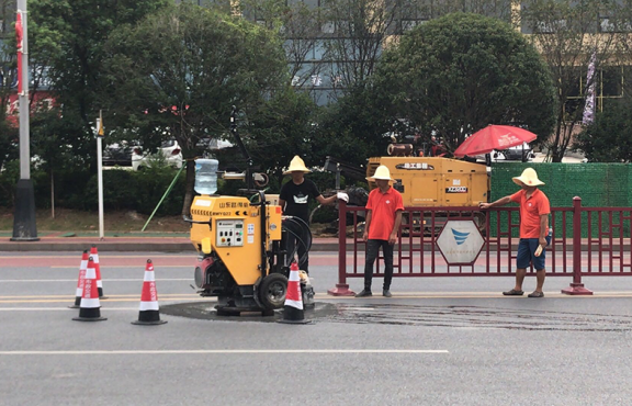 施工機(jī)械化，采用圓形井蓋切割機(jī)整治修復(fù)路面井蓋問(wèn)題